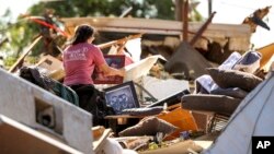 Mariana Valenzuela revisa la casa dañada por un tornado de su tía y sus primos en Perryton, Texas, el viernes 16 de junio de 2023. Los esfuerzos de limpieza continuaron el viernes después de que tormentas severas, incluidas algunas que produjeron tornados.