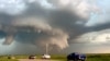 Una vista general muestra nubes de tormenta moviéndose en Beaver, Oklahoma, el 17 de junio de 2023, en esta imagen fija obtenida de un video de las redes sociales. (Thea Sandmael vía Reuters)