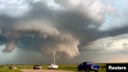 从社交媒体视频中获得的这张静止图像显示，2023 年 6 月 17 日，暴风雨云在俄克拉荷马州的比弗上空移动。 （来自路透社的 Thea Sandmael）