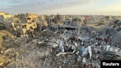 Палестинцы осматривают место израильского удара по мечети в Рафахе, на юге сектора Газа. 24 января 2024 года.