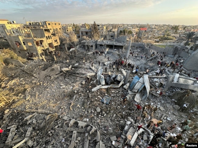 Palestinians inspect the site of an Israeli strike on a mosque in Rafah in the southern Gaza Strip, Jan. 24, 2024. (REUTERS/Fadi Shana)