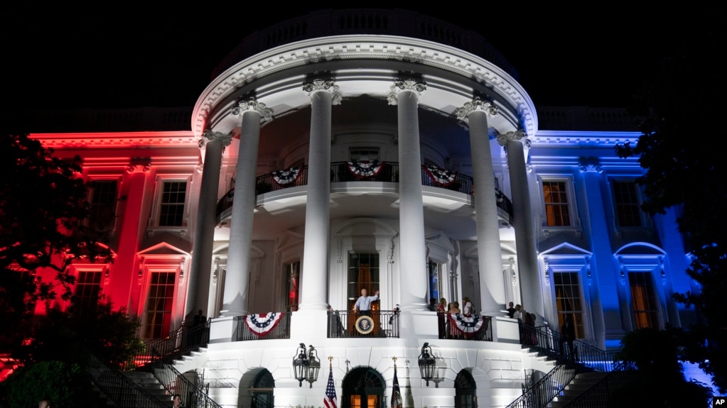 ARCHIVO - El presidente de Estados Unidos, Joe Biden, saluda a una multitud después de un espectáculo de fuegos artificiales durante una celebración del 4 de julio en la Casa Blanca en Washington, el 4 de julio de 2022.