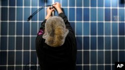 Zaposlenik radi na solarnom panelu u fabrici Hanwha Qcells Solar 16. oktobra 2023. u Daltonu, Georgia.