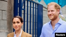 El príncipe Harry de Gran Bretaña y Meghan, duquesa de Sussex, visitan el Colegio La Giralda, una escuela pública local en el barrio de Las Cruces, en Santa Fe, Colombia, el 16 de agosto de 2024.