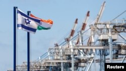 Bendera nasional Israel dan India berkibar di Pelabuhan Haifa, Israel, 24 Juli 2022. (Foto: REUTERS/Amir Cohen)