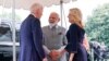 Presiden AS Joe Biden (kiri) dan ibu negara Jill Biden menyambut kedatangan Perdana Menteri India Narendra Modi ke Gedung Putih, Washington, pada 21 Juni 2023. (Foto: Reuters/Elizabeth Frantz)