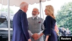 Presiden AS Joe Biden (kiri) dan ibu negara Jill Biden menyambut kedatangan Perdana Menteri India Narendra Modi ke Gedung Putih, Washington, pada 21 Juni 2023. (Foto: Reuters/Elizabeth Frantz)