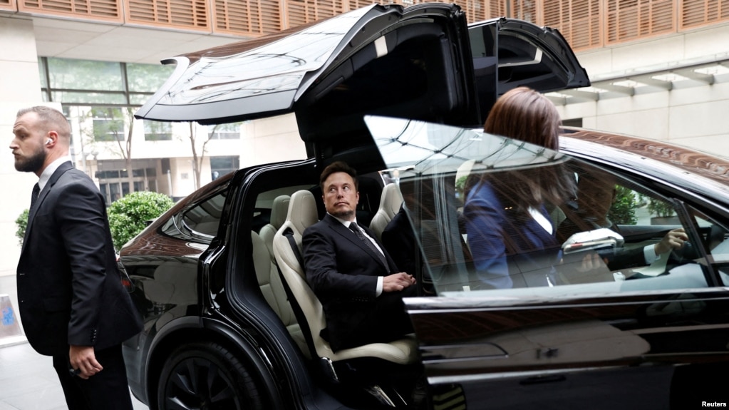 正在北京的特斯拉首席执行官埃隆·马斯克准备乘坐一辆特斯拉电动车离开酒店。（2023年5月31日）(photo:VOA)