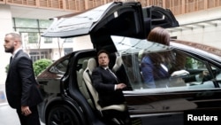 正在北京的特斯拉首席执行官埃隆·马斯克准备乘坐一辆特斯拉电动车离开酒店。（2023年5月31日）