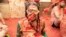 Una participante cubierta de pulpa de tomate observa mientras la gente asiste al festival anual de lucha contra la comida "La Tomatina" en Buñol, cerca de Valencia, España.
<div>&nbsp;</div>

