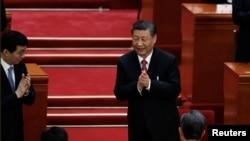 지난 11일 중국 베이징 인민대회당에서 전국인민대표대회(전인대) 폐막 행사 도중 시진핑(오른쪽) 국가주석이 박수하고 있다.
