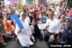 Anies Baswedan dan istrinya, Fery Farhati, memulai kampanye hari pertama di Kampung Tanah Merah, Jakarta Utara Selasa (28/11). (courtesy: TPN Anies-Muhaimin)