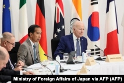 Presiden AS Joe Biden (kanan) dan Presiden Joko Widodo (kiri) pada Pertemuan Pemimpin KTT G7 di Hiroshima pada 20 Mei 2023. (Foto:Kementerian Luar Negeri Jepang via AFP)