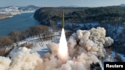 북한은 지난 1월14일 극초음속 기동형 조종 전투부를 장착한 중장거리 고체연료 탄도미사일 시험발사에 성공했다며 관영매체들을 통해 사진을 공개했다.