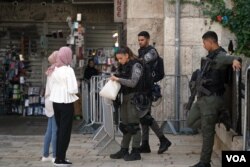 Calles custodiadas y poca gente circulando, en la Ciudad Vieja de Jerusalén, el domingo 22 de octubre de 2023. [Foto: Alejandro Ernesto]