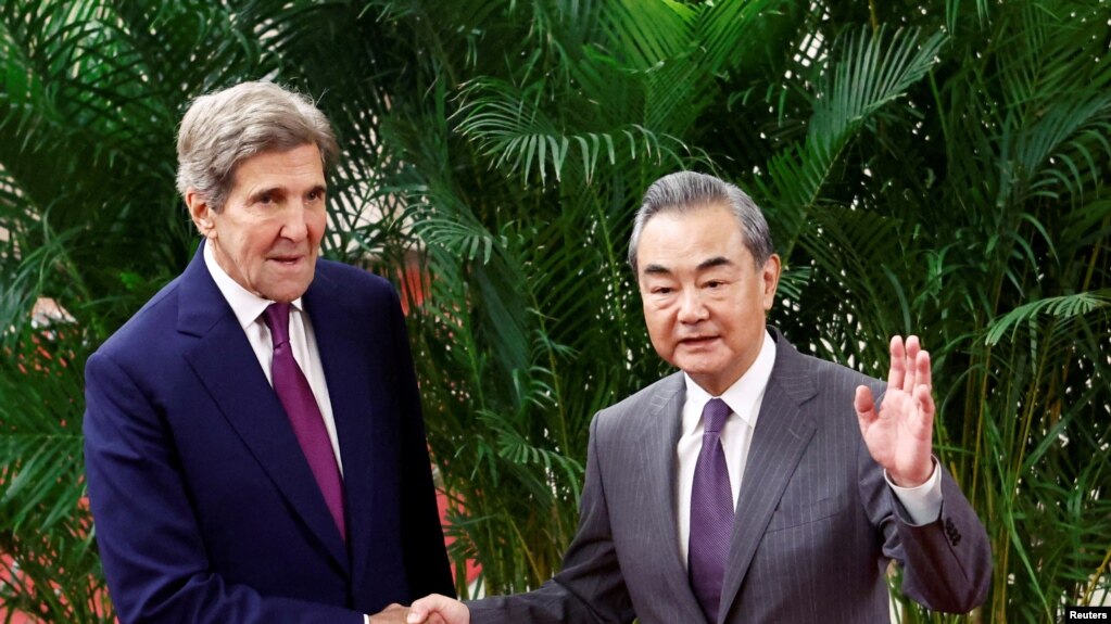 美国气候问题特使约翰·克里（John Kerry）2023年7月18日在北京会晤中国最高外交官、中共中央外事工作委员会办公室主任王毅。（媒体联访照片）(photo:VOA)