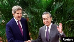 美国气候问题特使约翰·克里（John Kerry）2023年7月18日在北京会晤中国最高外交官、中共中央外事工作委员会办公室主任王毅。（媒体联访照片）