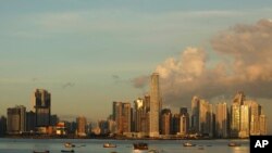 ARCHIVO - Pequeños barcos pesqueros flotan anclados en la bahía cerca de la capital al atardecer en la Ciudad de Panamá, el jueves 6 de diciembre de 2012.