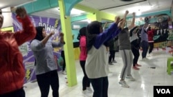 Health advocates in Indonesia are encouraged that more fitness centers are opening. (Dave Grunebaum/VOA)