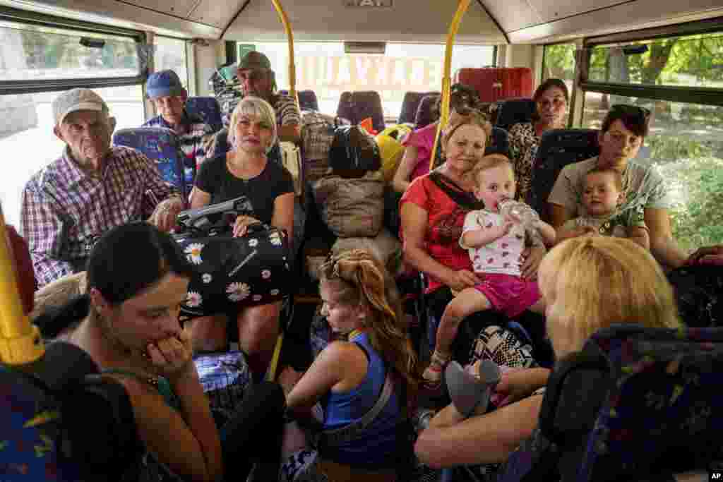 Varias personas viajan en un autobús mientras evacuan Pokrovsk, en la región de Donetsk, Ucrania, el lunes 19 de agosto de 2024. Debido al avance de las tropas rusas, la guerra está afectando cada vez a más asentamientos en el oeste de la región de Donetsk.