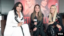 La cantante colombiana Fanny (a la derecha de la imagen), junto a la artista Arelys Henao (izquierda), en la presentación de su nueva canción “Pacto de olvido”. [Foto: Federico Buelvas, VOA].