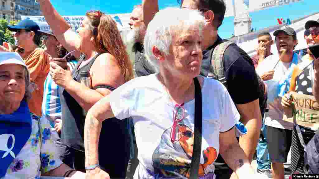 Una mujer de la Asociación Civil Madres de la Plaza de Mayo encabezó una columna de organismos sociales por la Avenida de Mayo y San José.