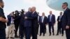 Predsednik Bajden se pozdravlja sa izraelskim premijerom Benjaminom Netanjahuom po dolasku na međunarodni aerodrom Ben Gurion u Tel Avivu, 18. oktobra 2023. (Foto: AP/Evan Vucci)