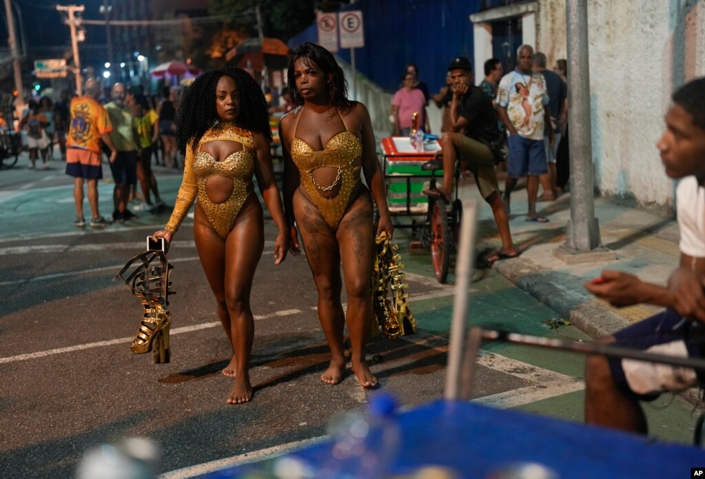  Bailarines de la escuela de samba Paraíso do Tuiuti llevan sus tacones altos al ensayo donde practicarán para los próximos desfiles de Carnaval en Río de Janeiro, Brasil, el 15 de enero de 2024. (Foto AP/Silvia Izquierdo).   