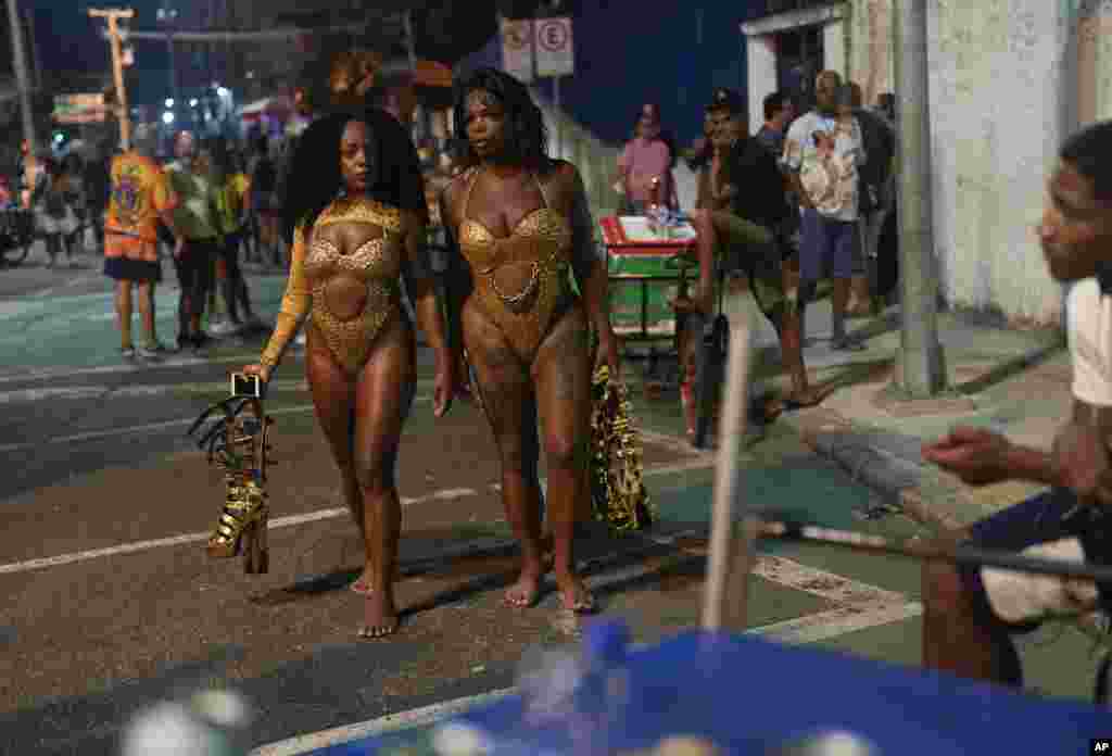  Bailarines de la escuela de samba Paraíso do Tuiuti llevan sus tacones altos al ensayo donde practicarán para los próximos desfiles de Carnaval en Río de Janeiro, Brasil, el 15 de enero de 2024. (Foto AP/Silvia Izquierdo). &nbsp; 