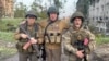 Le fondateur du groupe Wagner Evguéni Prigojine pose avec les mercenaires "Biber" et "Dolik" à Bakhmut, Ukraine, dans cette image fixe tirée d'une vidéo publiée le 25 mai 2023.