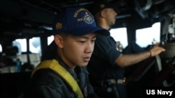 Mornarički potporučnik Bryan Nguyen osmatra sa komandnog mosta razarača sa navođenim raketama USS Rafael Peralsta tokom prolaska kroz Tajvanski tjesnac, 2. novembra 2023.