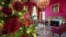 Las manos latinas detrás de las decoraciones navideñas de la Casa Blanca