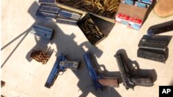 Oružje i municija koje su zaplenile američke vlasti od meksičkog kartela Sinaloa.(Foto: United States Attorney's Office for the Eastern District of New York via AP)