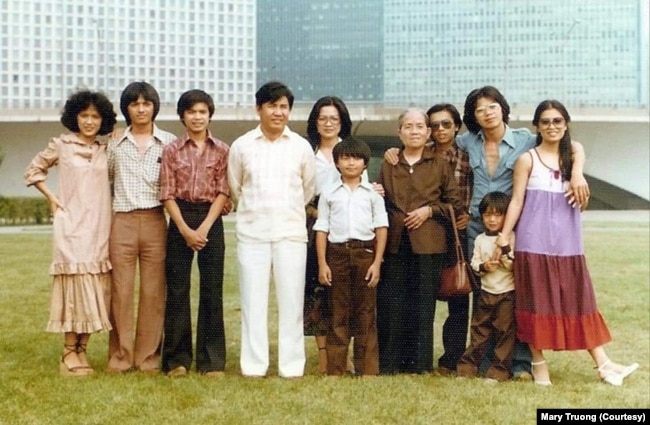Bà Ngọc (ngoài cùng bên trái) trong bức ảnh gia đình chụp năm 1976 tại Mỹ, một năm sau khi bà và các thành viên khác trong gia đình rời khỏi Việt Nam như những người tị nạn.