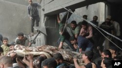 加沙地带汗尤尼斯难民营遭到以色列空袭，造成巴勒斯坦人死亡。（2023年11月18日）