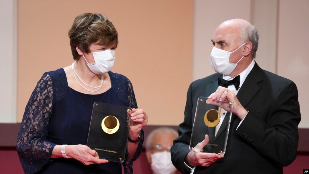 ARCHIVO - Los galardonados con el Premio Japón 2022 Katalin Kariko, izquierda, y Drew Weissman, derecha, posan con sus trofeos el 13 de abril de 2022, en Tokio. El Premio Nobel de Medicina otorgado a la pareja se anunció el 2 de octubre de 2023.