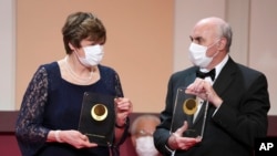 FILE - Japan Prize 2022 laureates Katalin Kariko, left, and Drew Weissman, right, pose with their trophies April 13, 2022, in Tokyo. The Nobel Prize in medicine awarded to the pair was announced Oct. 2, 2023. 