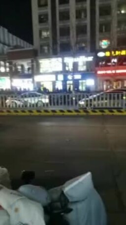 济南万达广场外墙惊现反习反共投影标语
