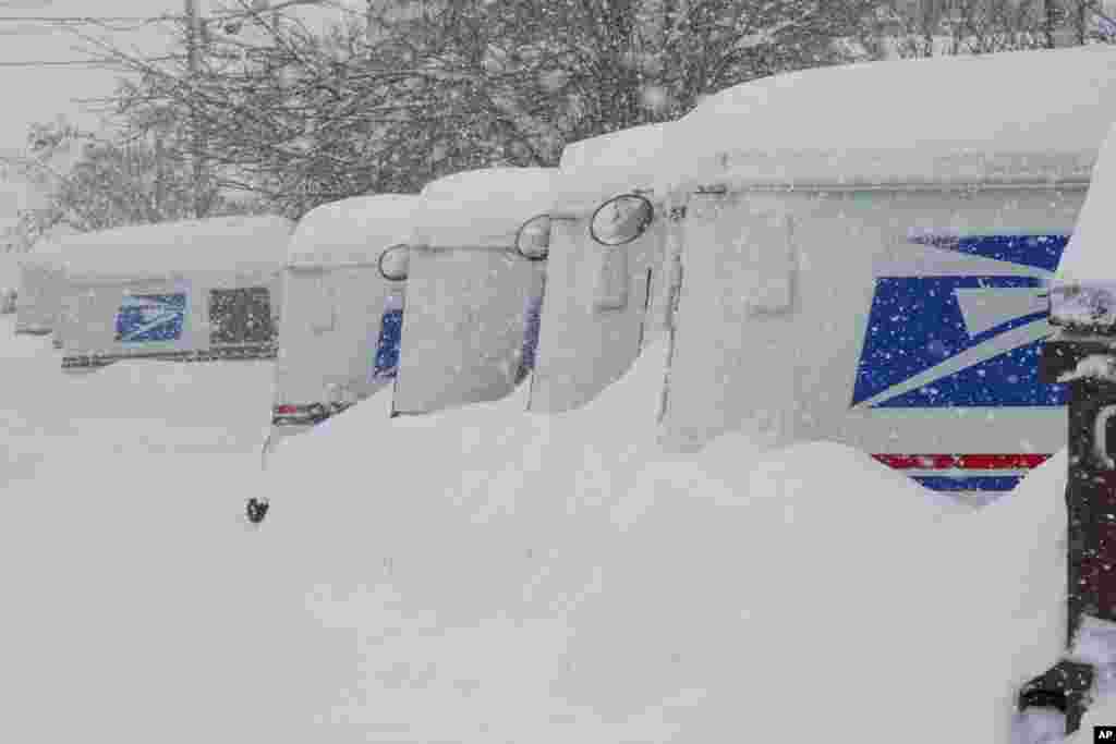 Los camiones de servicio postal estadounidense permanecieron cubiertos de nieve durante la tormenta del domingo 3 de marzo de 2024, en Truckee, California.&nbsp;