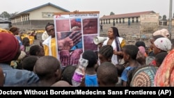 Des agents de santé éduquent des enfants à Goma, en RDC, sur les symptômes du mpox, le 31 mai 2023.