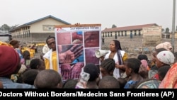 Cette photo fournie par MSF (Médecins sans frontières) montre des agents de santé sensibilisant les enfants à Goma, au Congo, aux symptômes de la maladie mpox, le 31 mai 2023.