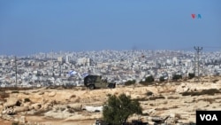 Un vehículo militar israelí circula por la carretera aledaña a Susya. La aldea palestina de Susya se encuentra ubicada en área C, o sea, un territorio de Cisjordania ocupada, que permanece bajo control militar de Israel.