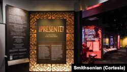 ¡Presente! Una historia latina de EEUU, en una de las primeras acciones del futuro Museo Nacional Latino Estadounidense, de momento alojada en el Museo de Historia Estadounidense del complejo Smithsonian en Washington. 