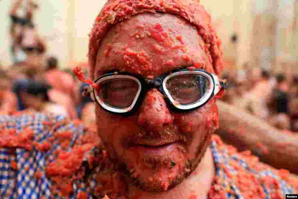 Participante coberto de polpa de tomate durante o festival anual de luta de comida &ldquo;La Tomatina&rdquo; em Bunol, perto de Valência, Espanha, 28 de agosto de 2024.