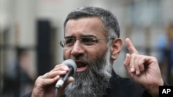 FILE - Anjem Choudary, aktivis sosial dan politik Muslim Inggris dan juru bicara kelompok Islam, Islam4UK, memberikan kotbah jumat di Masjid Central London, Regent's Park, London, 3 April 2015. (Tim Ireland/AP)