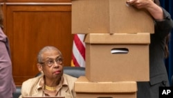 ARCHIVO - La delegada Eleanor Holmes Norton, demócrata del Distrito de Columbia, observa las cajas con documentos de una investigación de juicio político de la Cámara de Representantes contra el presidente Joe Biden, el 28 de septiembre de 2023, en el Capitolio de Washington.