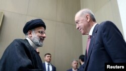 FILE - Presiden Turki Tayyip Erdogan (kanan) bertemu dengan Presiden Iran Ebrahim Raisi pada KTT Organisasi Kerja Sama Ekonomi ke-16 di Tashkent, Uzbekistan, 9 November 2023. (Kantor Pers/Handout Kepresidenan Turki via REUTERS)