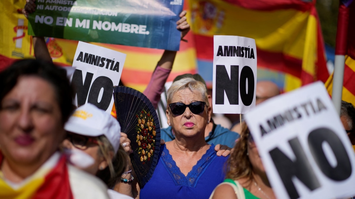 Thousands Protest In Barcelona Against Catalan Independence