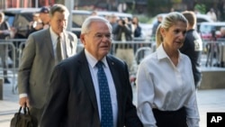 民主党籍联邦参议员鲍勃·梅嫩德斯和妻子娜丁·梅嫩德斯抵达位于纽约的联邦法院。(2023年9月27日)
