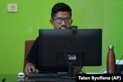 Arnoldus Yansen, mantan seminaris, bekerja di komputer di Institut Filosofi dan Teknologi Kreatif Ledalero, Maumere, NTT, Sabtu, 24 Agustus 2024. (AP/Tatan Syuflana)